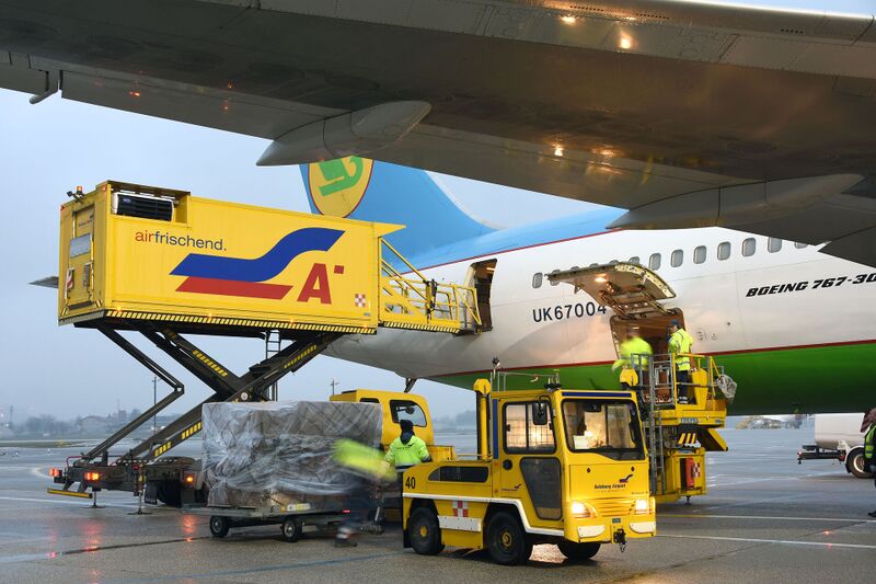 Datei:Uzbekistan Airlines brachte medizinisches Material 12.jpg