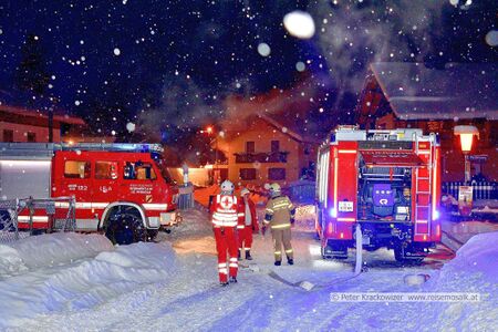 2017 01 08 FF Neumarkt am Wallersee Brand Wallbachsiedlung 07.jpg