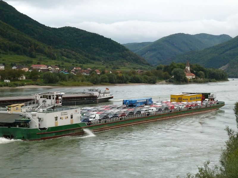 Datei:Hofarnsdorf, Schleppkähne.jpg