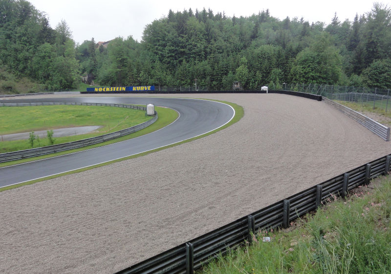 Datei:Nocksteinkurve mit Kiesbett als Sturzraum am Salzburgring.JPG