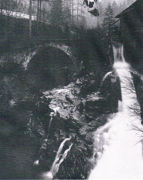 Datei:Römerbrücke Taugl Vigaun.jpg