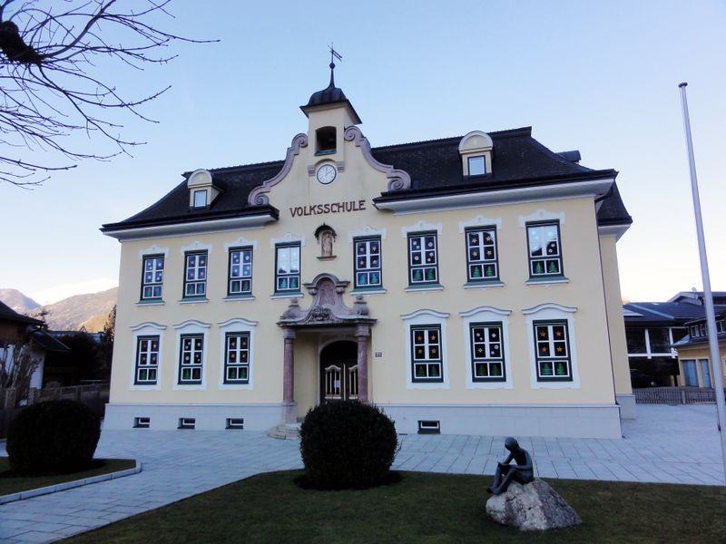Datei:Volksschule Strobl. a. Wolfgangsee.jpg