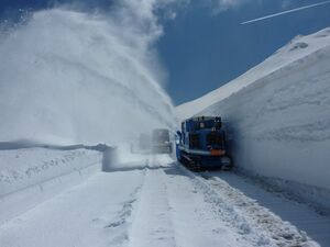 Großglockner Hochalpenstraße Schneeräumung 201620. April 2016 05.jpg