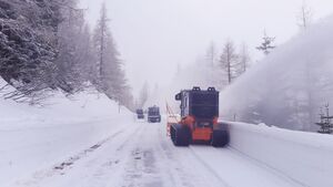 Großglockner Hochalpenstraße Schneeräumung 2021 04.jpg