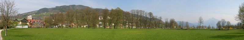 Datei:Seeallee, Seitenansicht Mondseepano 23.4.2010.jpg