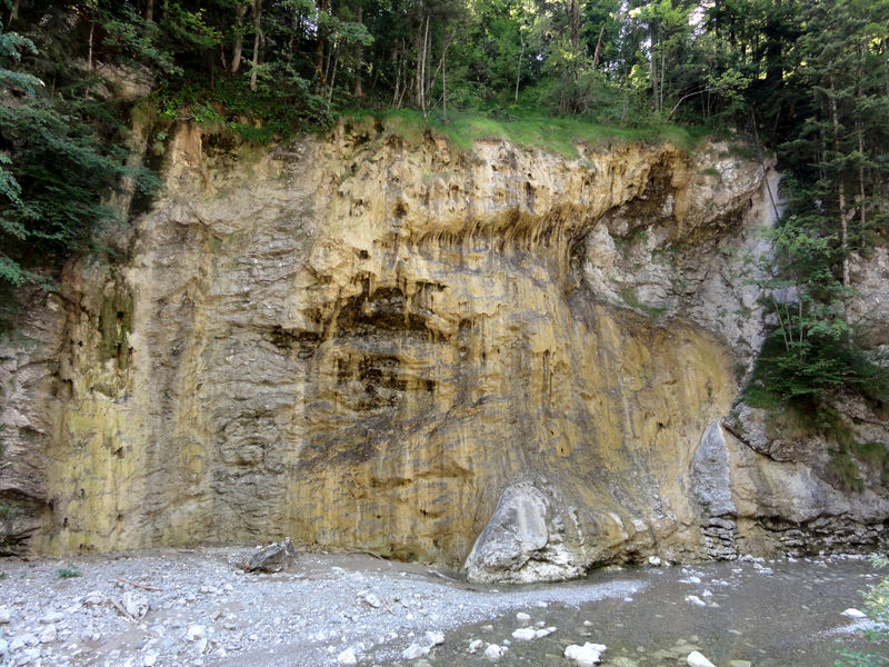 Datei:Tropfsteinwand in der Zinkenbachklamm.jpg