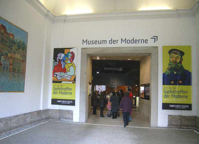 Datei:Zugang zum Mönchsbergaufzug.jpg