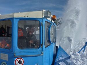 Großglockner Hochalpenstraße Schneeräumung 16 April 2015 05.jpg