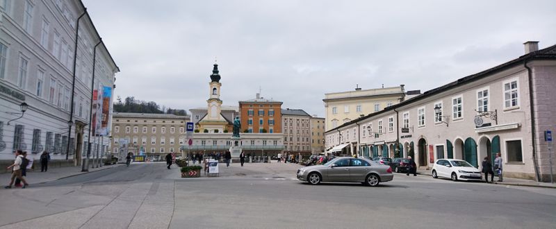 Datei:Mozartplatz Südansicht.jpg