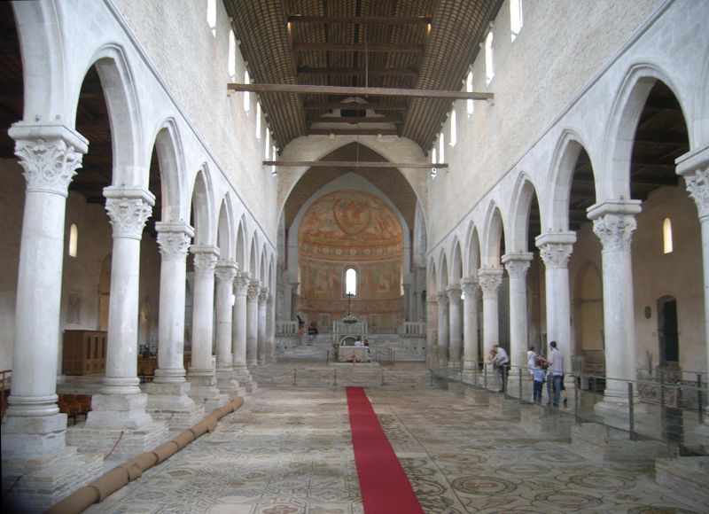Datei:Aquileia, Basilika Innenansicht.jpg