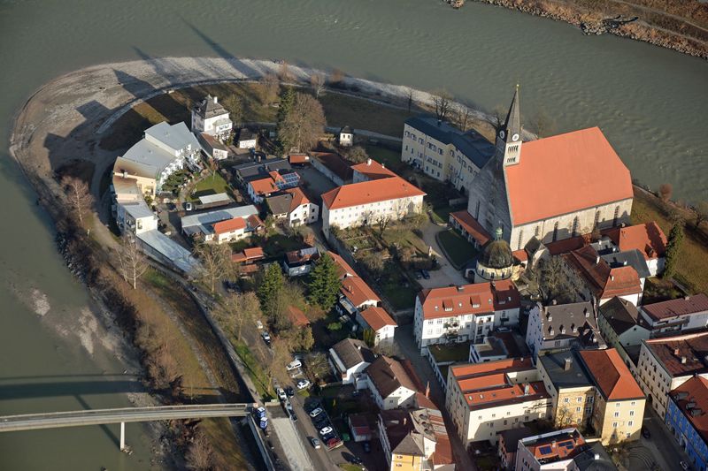 Datei:Stiftskirche Laufen Luftbild.jpg