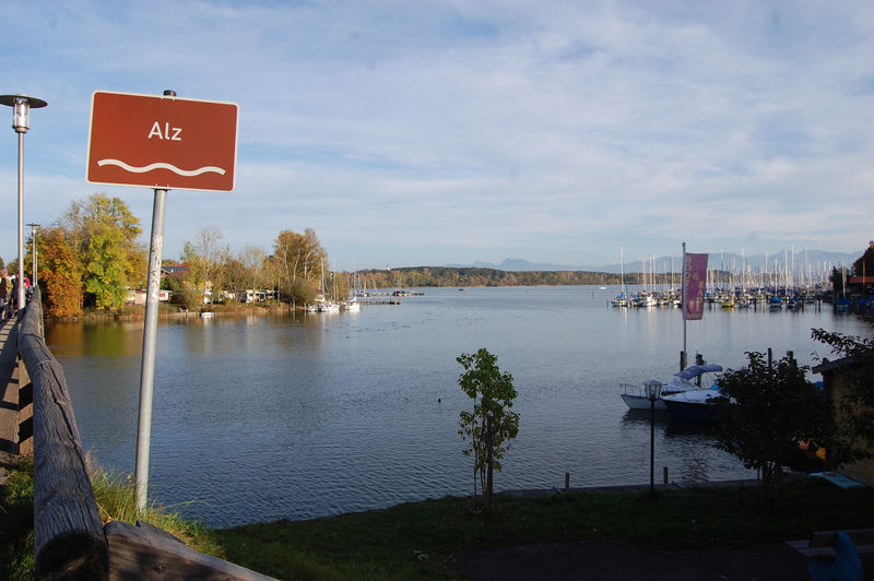 Datei:Alzflussbeginn beim Chiemsee.jpg