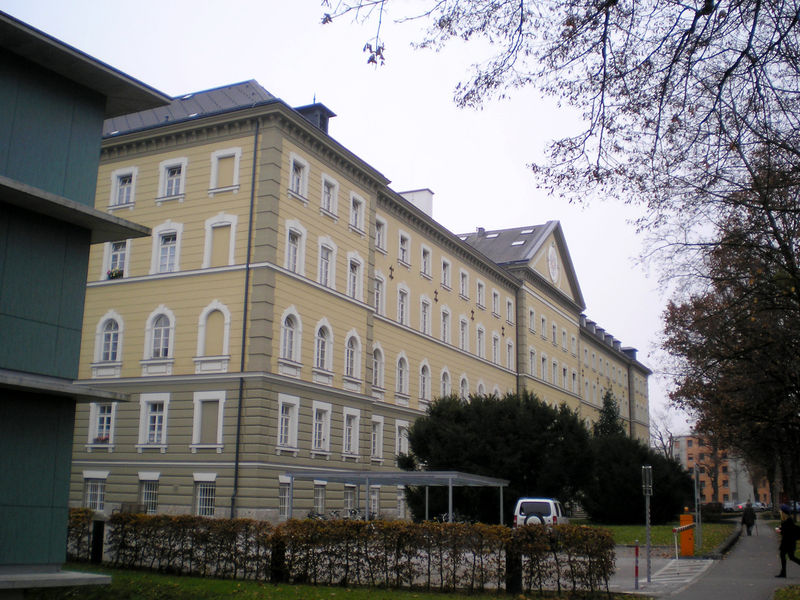 Datei:Seniorenheim Hellbrunn, südliche Ansicht.JPG
