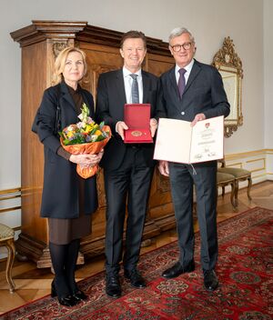 Wappenmedaille in gold für Dr. Martin Panosch.jpg
