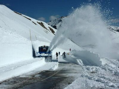 Grossglockner Hochalpenstrasse Schneeraeumung 2013 79.jpg