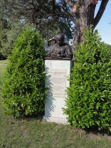 Maria Ebner von Eschenbach-Denkmal in St. Gilgen.JPG