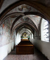 Teil des gotischen Kreuzganges in der Propstkirche in Mattighofen mit Fresken.JPG