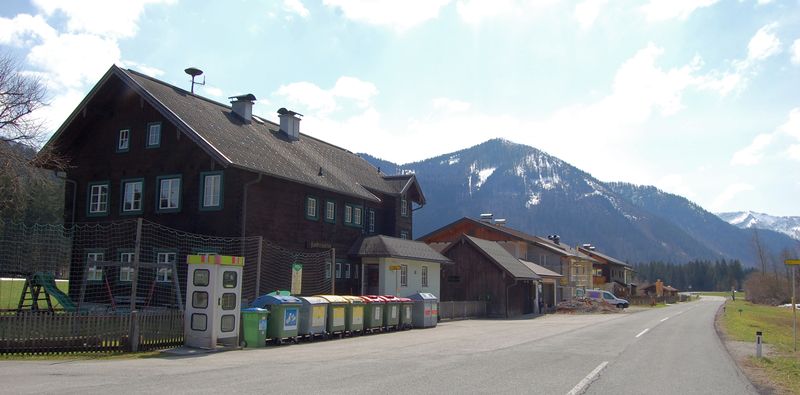 Datei:Tiefbrunnau Landesstraße.jpg