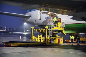 Uzbekistan Airlines brachte medizinisches Material 06.jpg