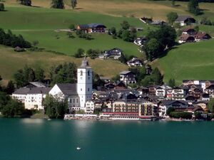 Vitzblick auf die Kirche in Sankt Wolfgang.jpg