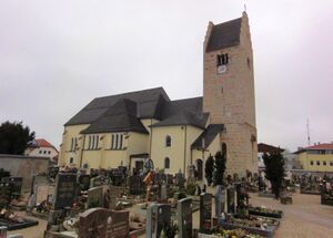 Pfarrkirche Lamprechtshausen mit Friedhof.jpg
