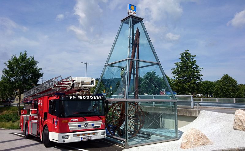 Datei:Feuerwehrleiter alt und neu.jpg