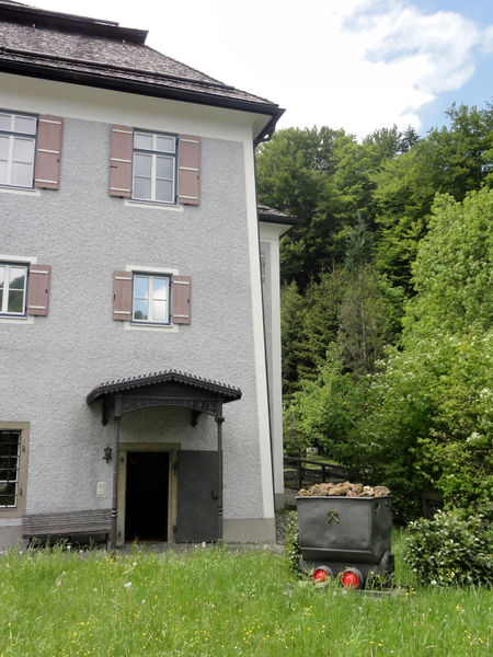 Datei:Grubenhunt beim Museumseingang.jpg