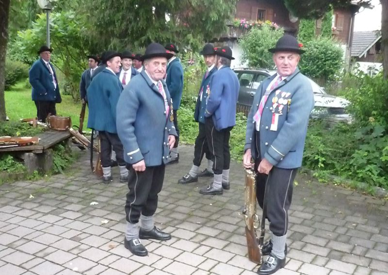 Datei:Premierenauftakt durch die Prangerstutzenschützen.jpg