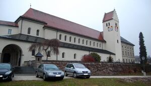 Stiftskirche Michaelbeuern, Ostansicht.JPG