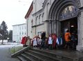 Sternsinger in Itzling auf dem Weg in die Kirche.jpg