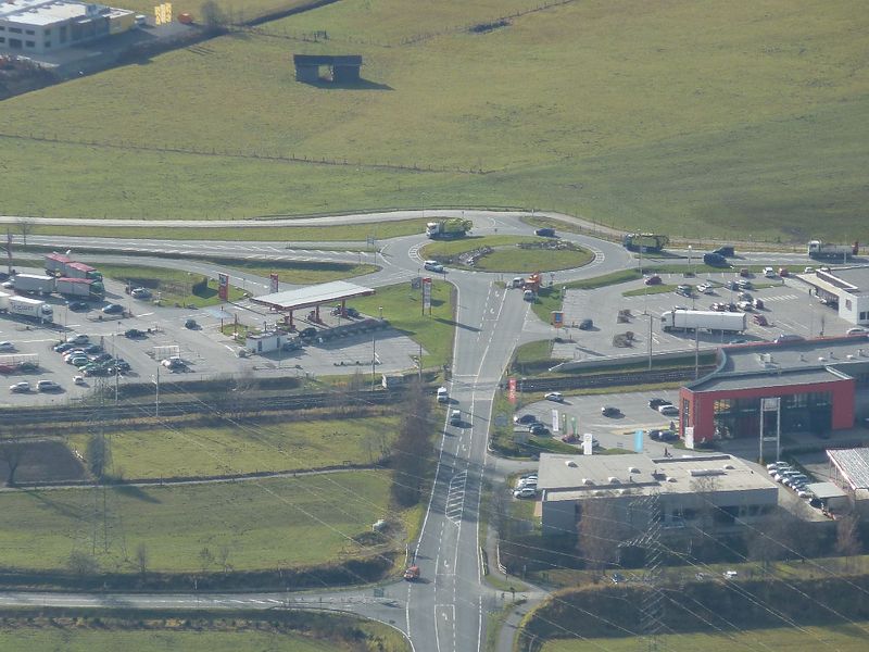 Datei:Brucker Gewerbegebiet mit Kreisverkehr.jpg