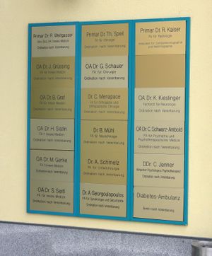 Diakonissenkrankenhaus Salzburg, Ärzteschild.jpg