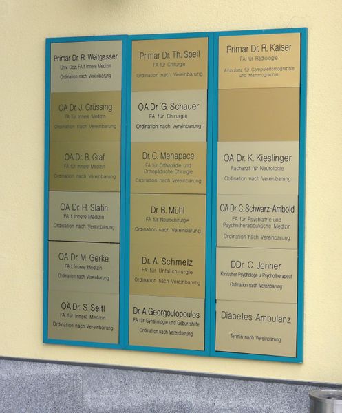 Datei:Diakonissenkrankenhaus Salzburg, Ärzteschild.jpg