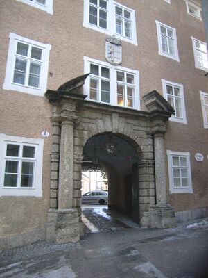 Eingangstor zum Chiemseehof mit Wappen.jpg