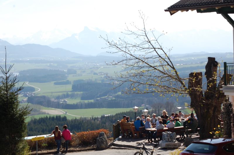 Datei:Frühlings-Hochbetrieb beim Gasthaus Tannberg.jpg