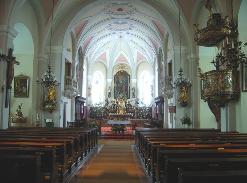 Datei:Stadtpfarrkirche Seekirchen, Innenansicht.jpg