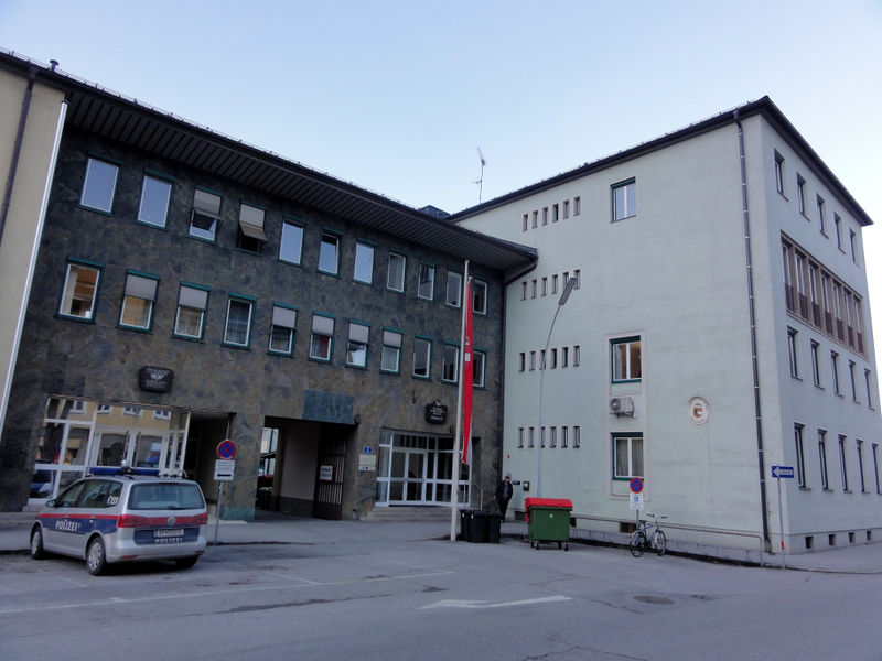 Datei:Bezirkshauptmannschaft und Bundespolizei Hallein.jpg