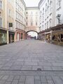 Der-leere-Rathausplatz.jpg