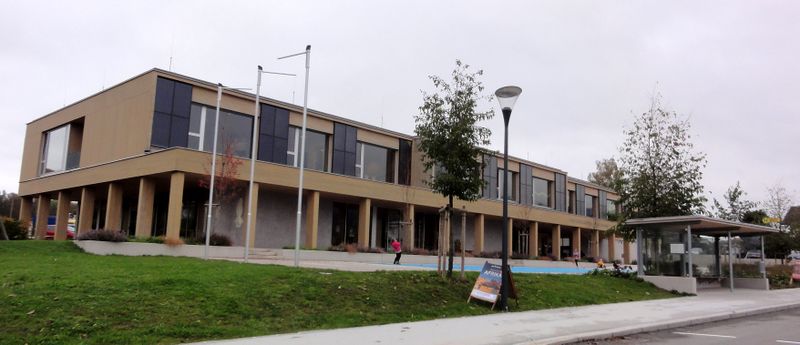 Datei:Neue Volksschule Hallwang.jpg