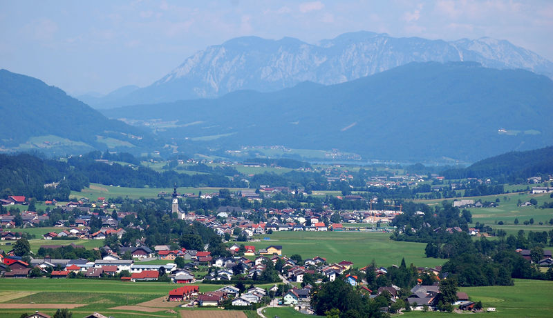 Datei:Thalgaublick mit Höllengebirge.jpg