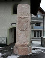 Henndorfer Dorfbrunnen mit dem Gemeindewappen.jpg