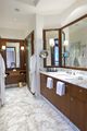 Hotel Schloss Mönchstein modernes Zimmer 03.jpg