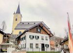 Literaturhaus Henndorf, mit Pfarrkirche.jpg