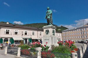Mozartdenkmal Mozartplatz Salzburg.jpg