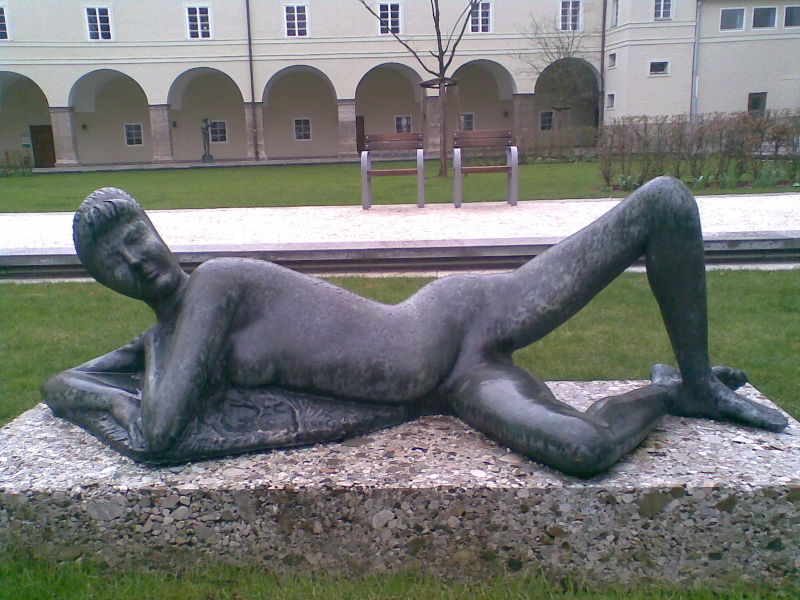 Datei:Liegende im Furtwänglerpark.jpg