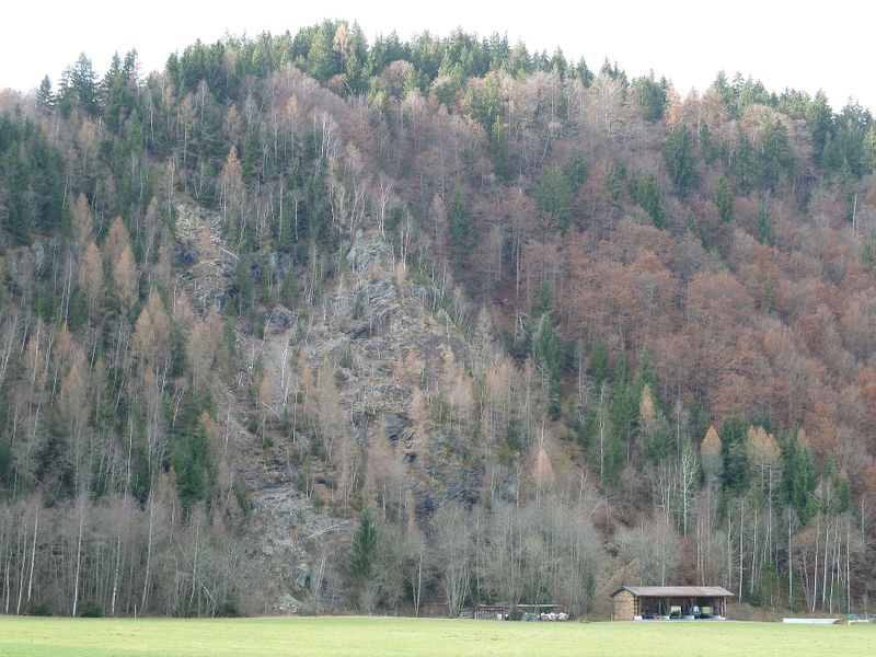 Datei:Ratzensteinhöhe, ehemaliger Diabassteinbruch.jpg