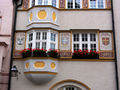 Fassade des Ratause svon Trostberg mit den Wappen der eingemeindeten Orte Oberfeldkirchen, Heiligkreuz und Lindach.jpg