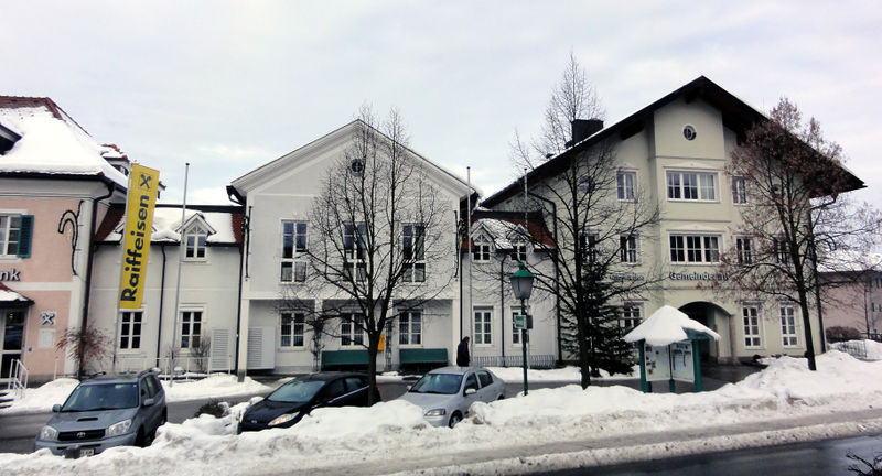 Datei:Gemeindeamt Henndorf.jpg