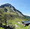 Poschnhütte mit Genner Horn.JPG