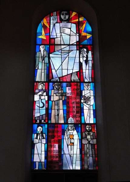 Datei:Südliches Kirchenfenster.jpg
